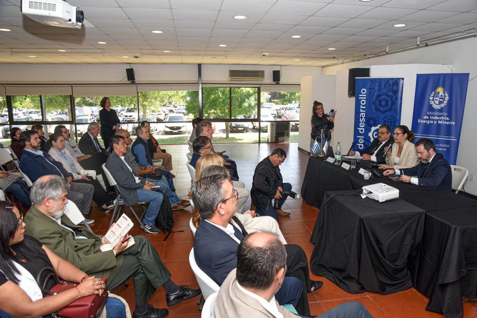 El evento se desarrolló en el Parque Tecnológico del LATU Al fondo, mesa de apertura; más cerca, público, en sala con ventanales