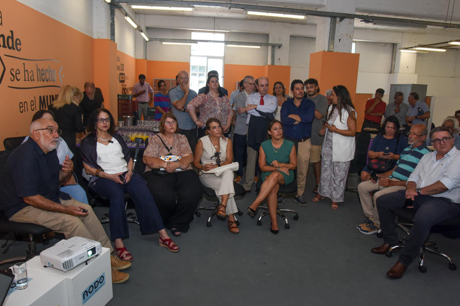 Presentación del Nodo de Innovación de UTU en el PTI Personas sentadas de pie en un salón; miran hacia un costado