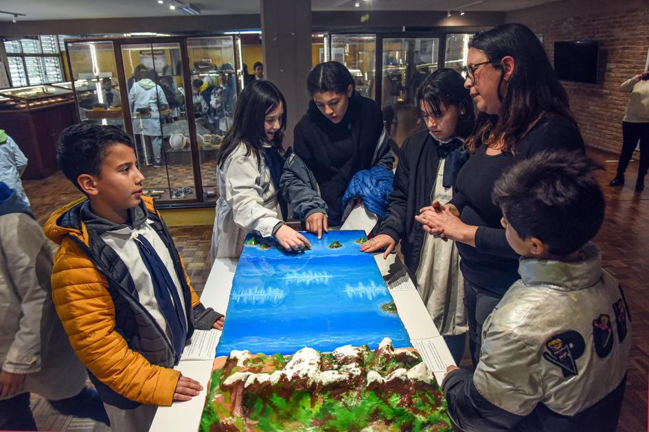 Niños observando maqueta