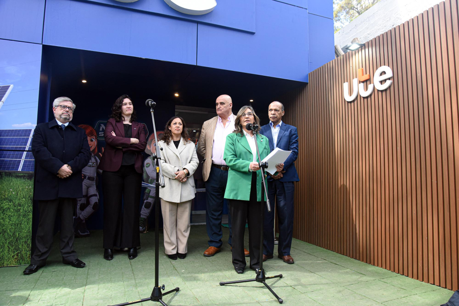 Autoridades en la inauguración del stand de UTE Autoridades en la puerta del stand de UTE