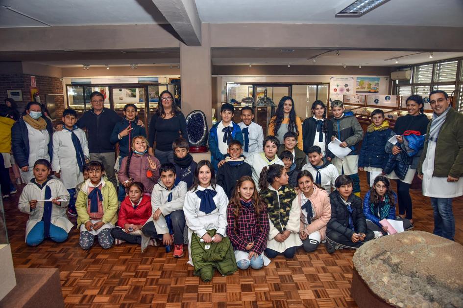 Visita museo geominero Escolares y guías posando para la foto de la visita al museo