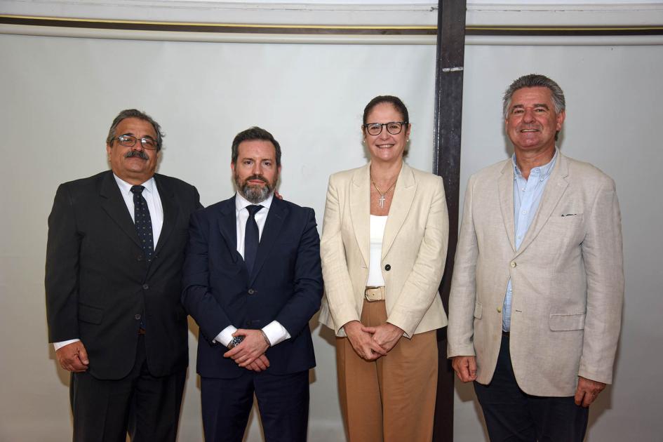 Director A. Abreu, gerente F. Deluchi, ministra E. Facio y subsecretario G. Amarilla De pie: director Abreu, gerente Deluchi, ministra Facio y subsecretario Amarilla