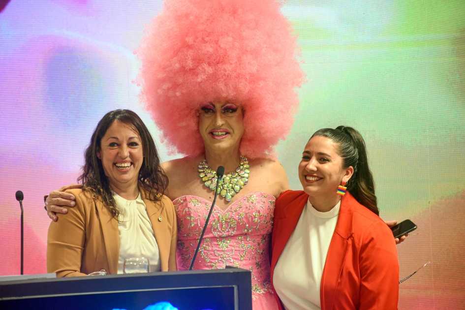 La ministra Fernanda Cardona expuso en el evento Cardona y maestras de ceremonia, una de ellas, una drag queen brasileña