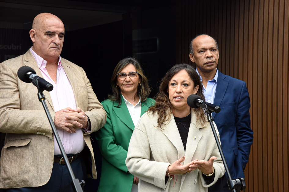 Ministra Fernanda Cardona y parte del directorio de UTE Cardona habla, junto a parte del directorio de UTE