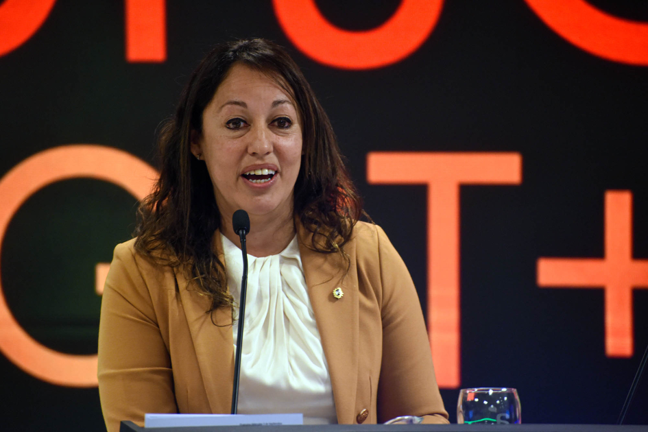 Ministra Fernanda Cardona Cardona habla desde un atril; dertrás, pantalla
