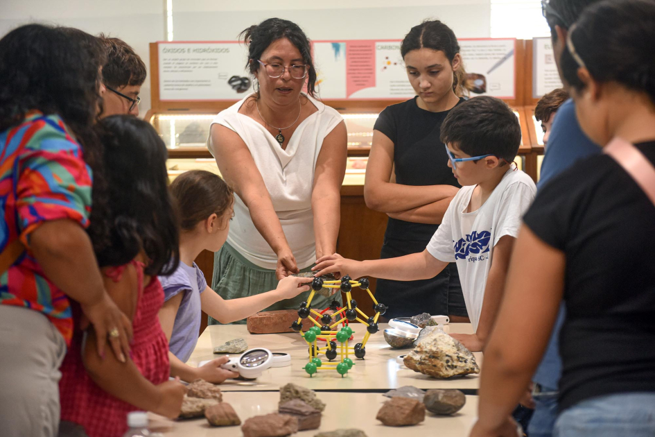 Actividad en el Museo Geominero Pascale habla a las personas participantes