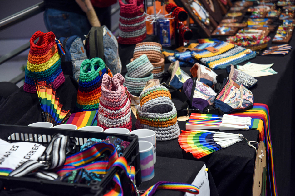 Feria de emprendimientos Objetos artesanales sobre una mesa