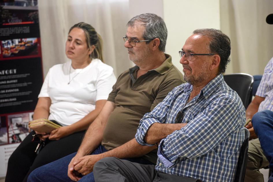 Asistentes al evento Asistentes escuchan