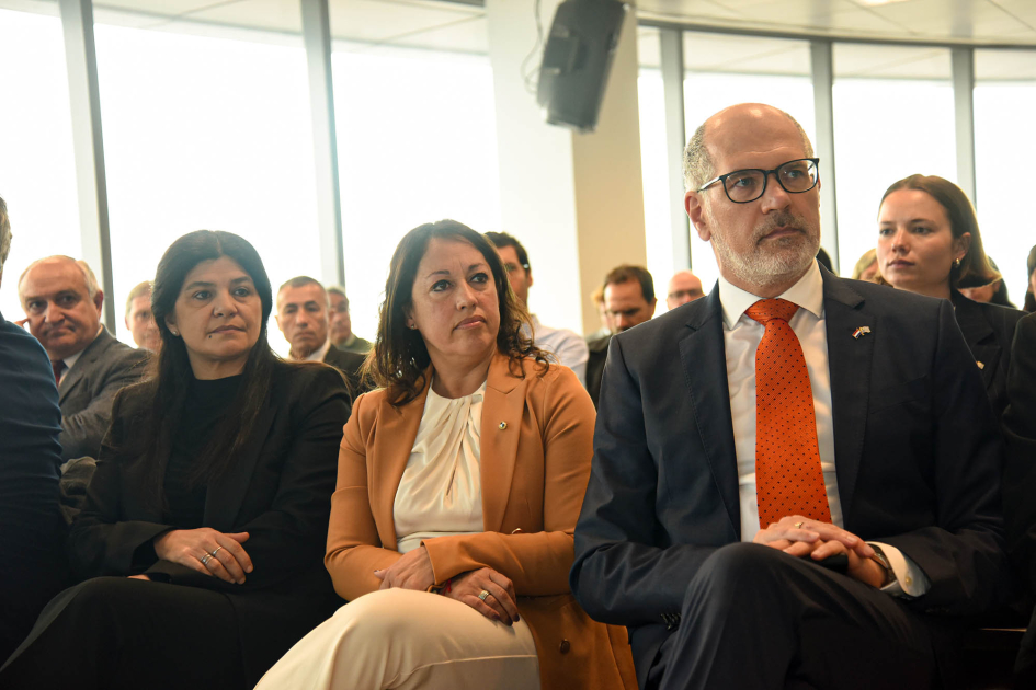 Autoridades del MIEM y de la Embajada de Países Bajos para la región Autoridades en primera fila
