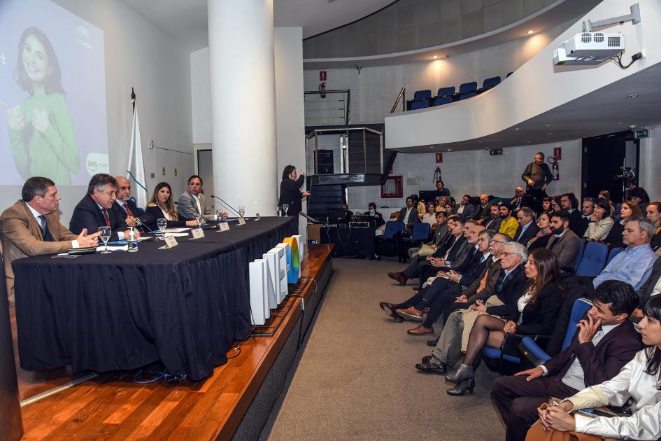 El público llenó la sala de actos de la Torre Ejecutiva Vista del público, a la derecha, y de la mesa de autoridades, a la izquierda