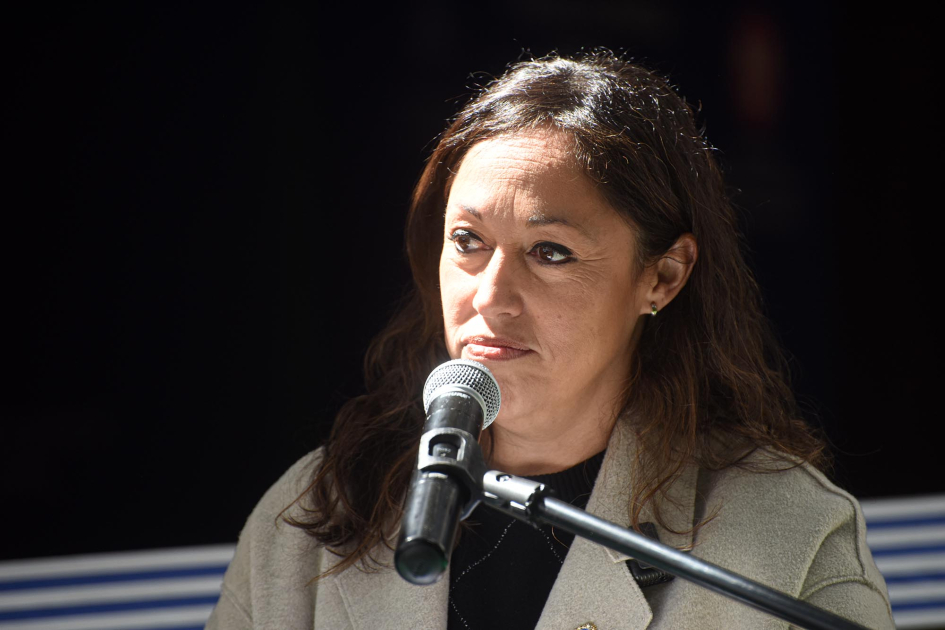 Ministra Fernanda Cardona Cardona habla con un micrófono