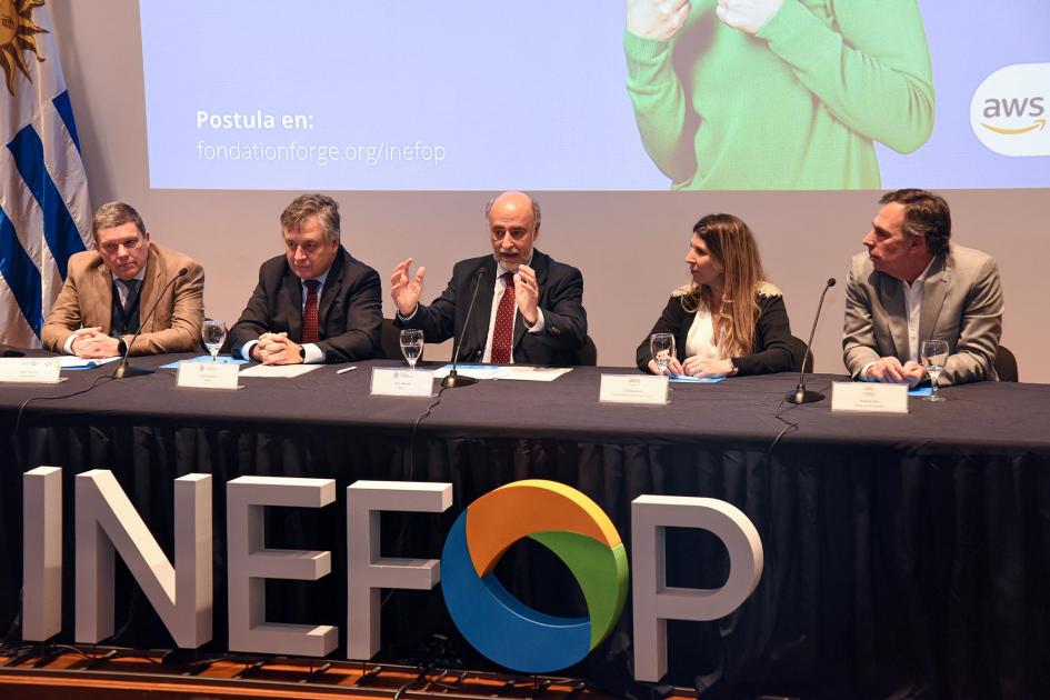 Habla el ministro Pablo Mieres en la mesa de autoridades, que tiene un gran cartel de Inefop