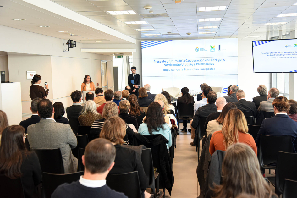 Uruguay y Países Bajos dialogaron sobre su cooperación en el área energética Sala llena; al fondo, ministra habla en atril; pantalla