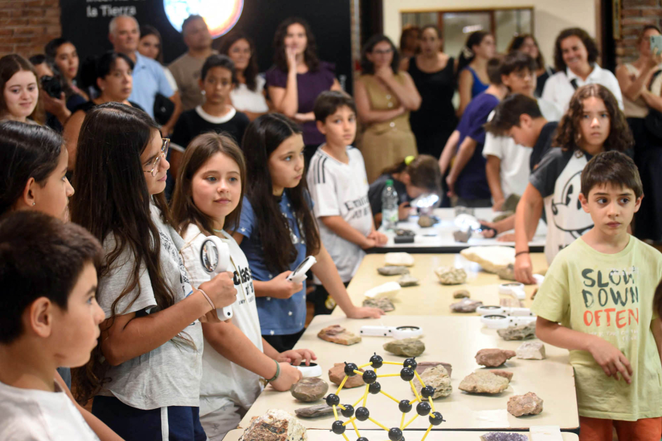 Actividad en el Museo Geominero Niñas y niños alrededor de una mesa con piedras