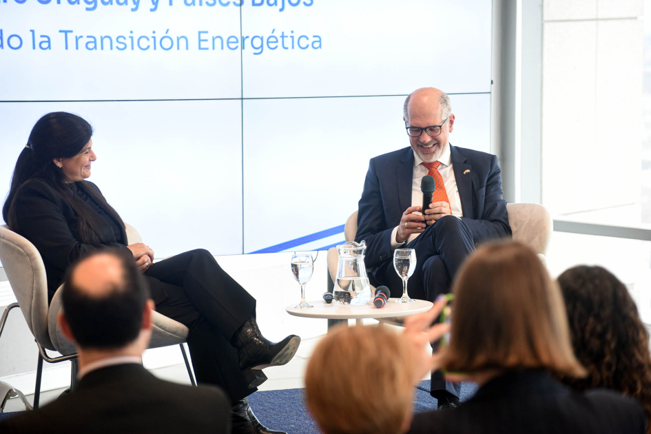 Directora Arianna Spinelli y embajador Mauritz Verheijden Panel con el embajador y la directora Spinelli, sentados; frente a ellos, público