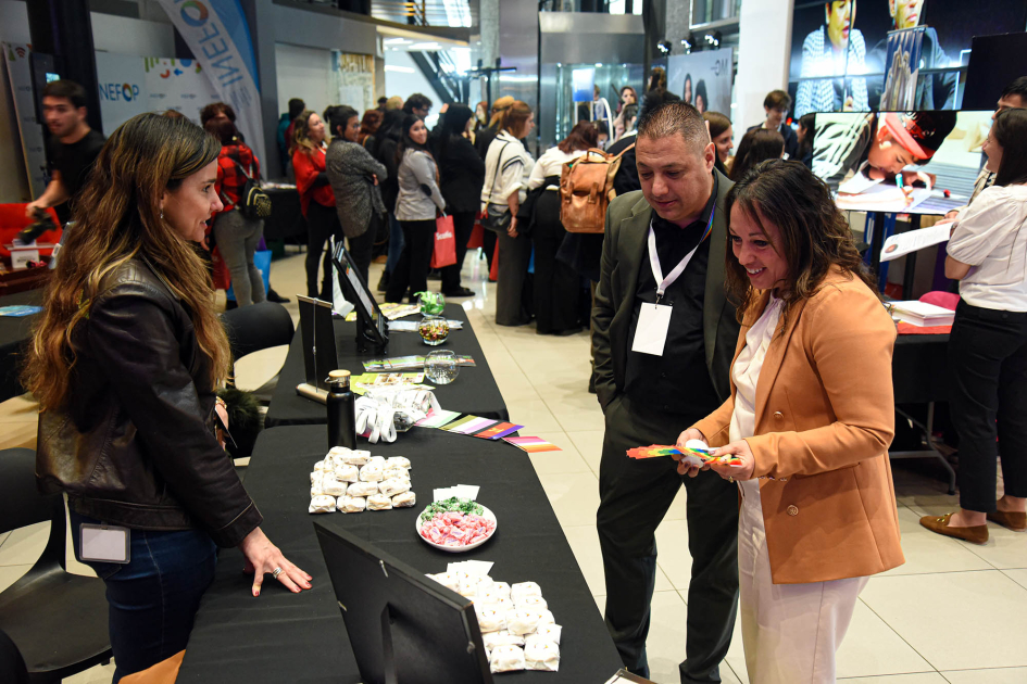 Feria de emprendimientos del congreso Ministra mira un puesto de la feria del congreso