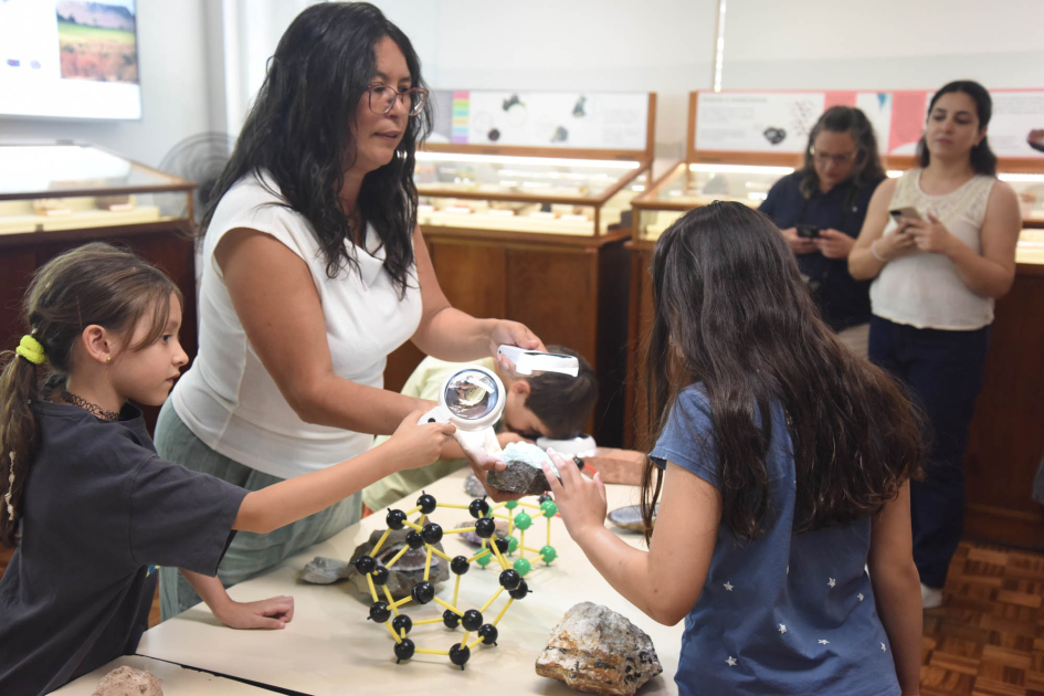 Actividad en el Museo Geominero Pascale muestra piedras a niñas