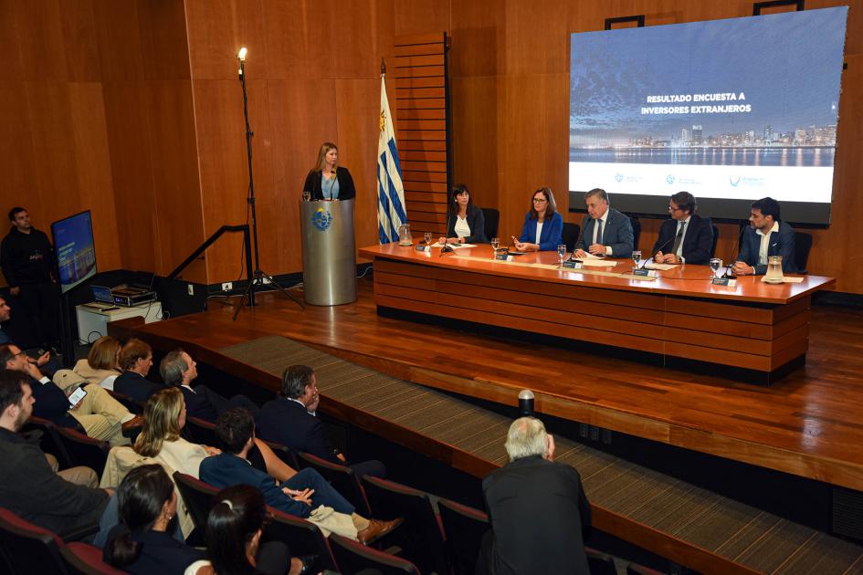 Las autoridades comentaron los resultados de la encuesta organizada por Uruguay XXI Al fondo, mesa de autoridades; encima, una pantalla; más cerca, el público