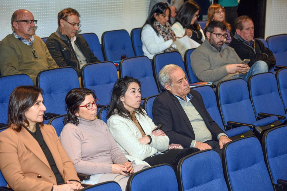 Público en la actividad; hay butacas azules vacías