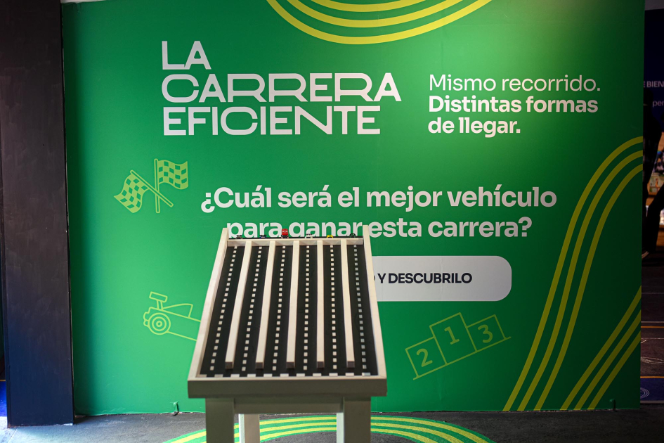 La movilidad sostenible es eje del stand del MIEM Pared verde con texto sobre "la carrera eficiente", más cerca, juego