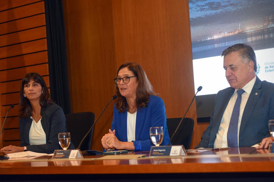 La ministra Elisa Facio expuso en la presentación de resultados de una encuesta de Uruguay XXI Habla Facio en mesa de autoridades, junto a Paganini y Ferreira