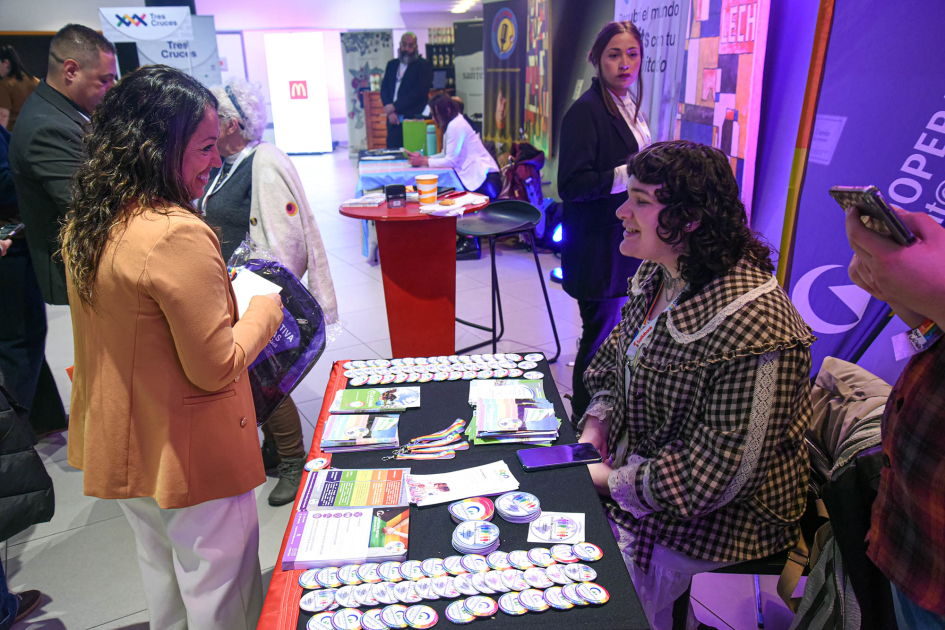Feria de emprendimientos del congreso Ministra mira un puesto de la feria del congreso