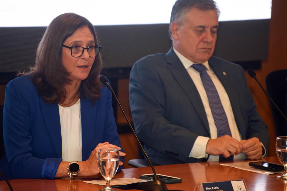 Ministra Facio habla junto al ministro Paganini