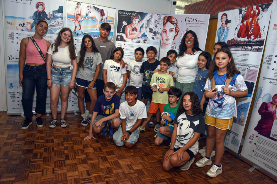 Actividad en el Museo Geominero Niñas, niños y adolescentes, de pie