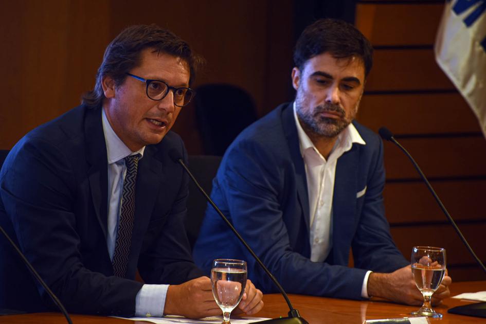 Director ejecutivo de Uruguay XXI, Sebastián Risso Risso habla junto a Peyrou