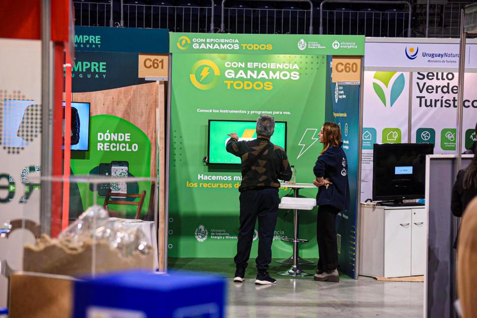 Vista del stand de la expo sostenible, con personas