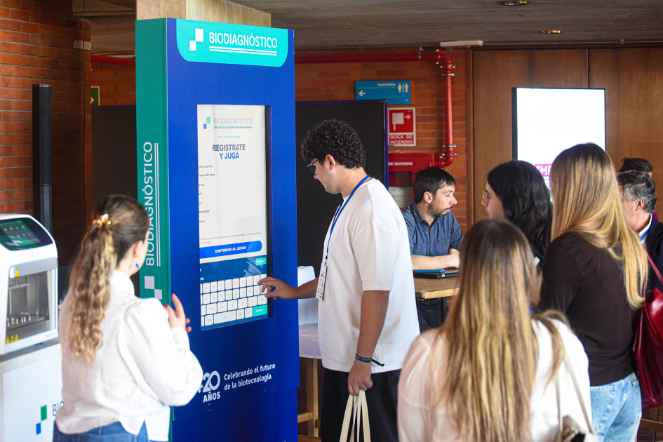 Jóvenes Jóvenes interactúan con un tótem