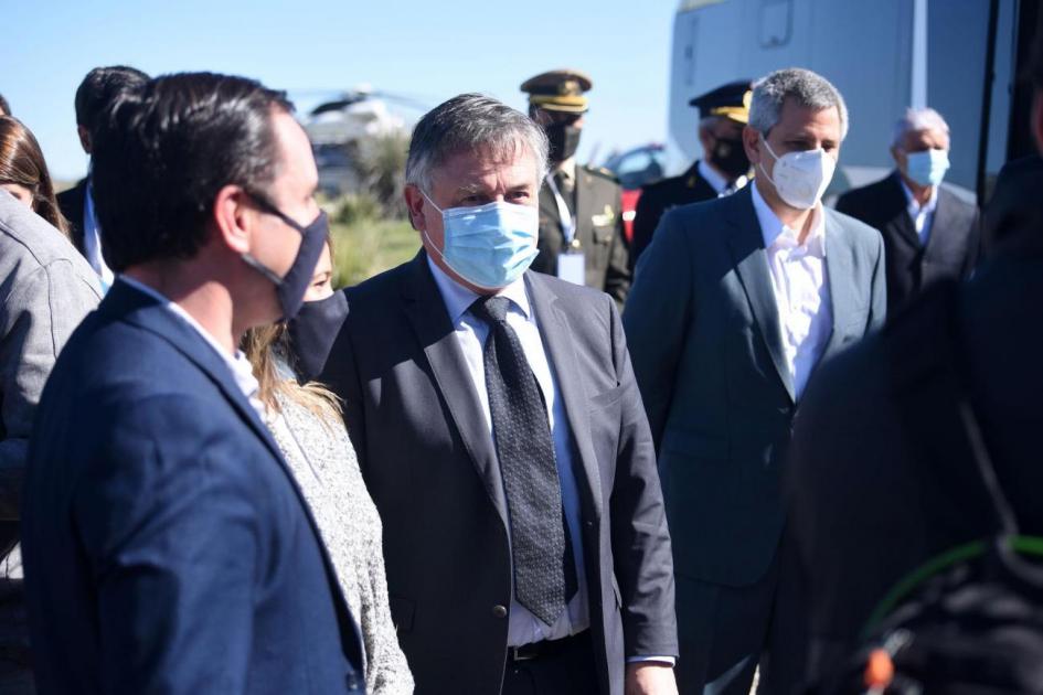 Ministro Omar Paganini en inauguración de cementera Cielo Azul