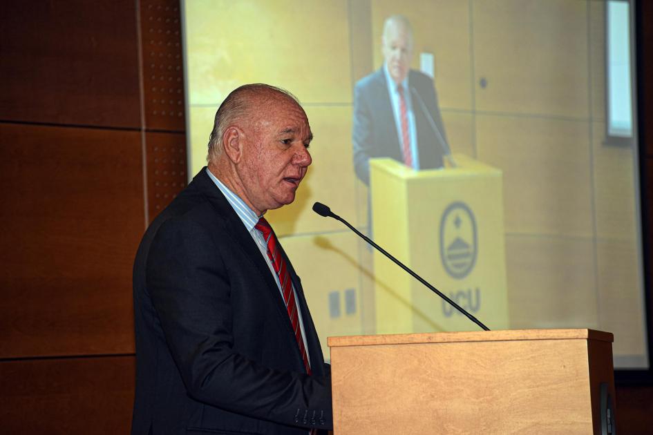 Subsecretario Walter Verri Subsecretario Verri habla en un atril; al fondo se lo ve en una pantalla