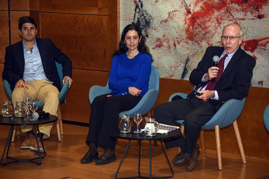 Autores de la investigación: Roberto Horta, Lorena Di Chiara y Federico Ferrés Autores del estudio presentado, sentados en sillas celestes; son dos hombres y una mujer