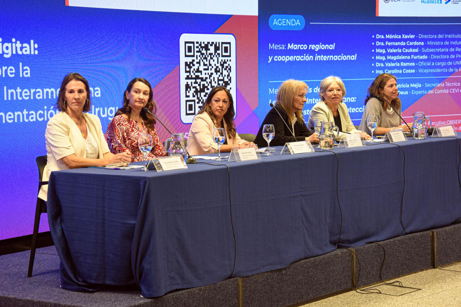 Panel de autoridades en mesa