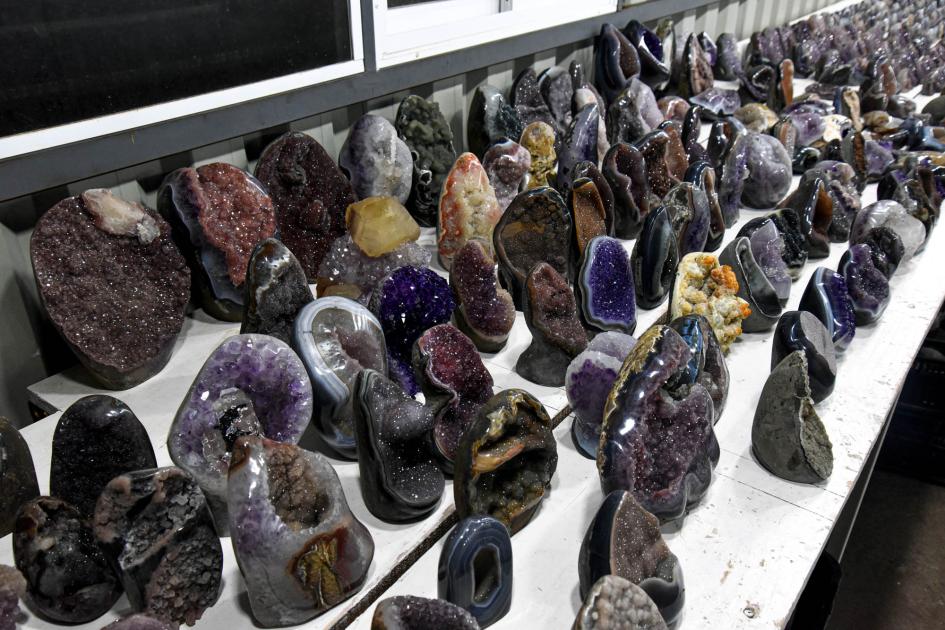 Amatistas Piedras en una mesa