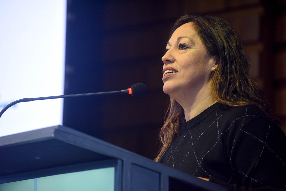 Ministra Fernanda Cardona Ministra Cardona, de perfil, habla a micrófono