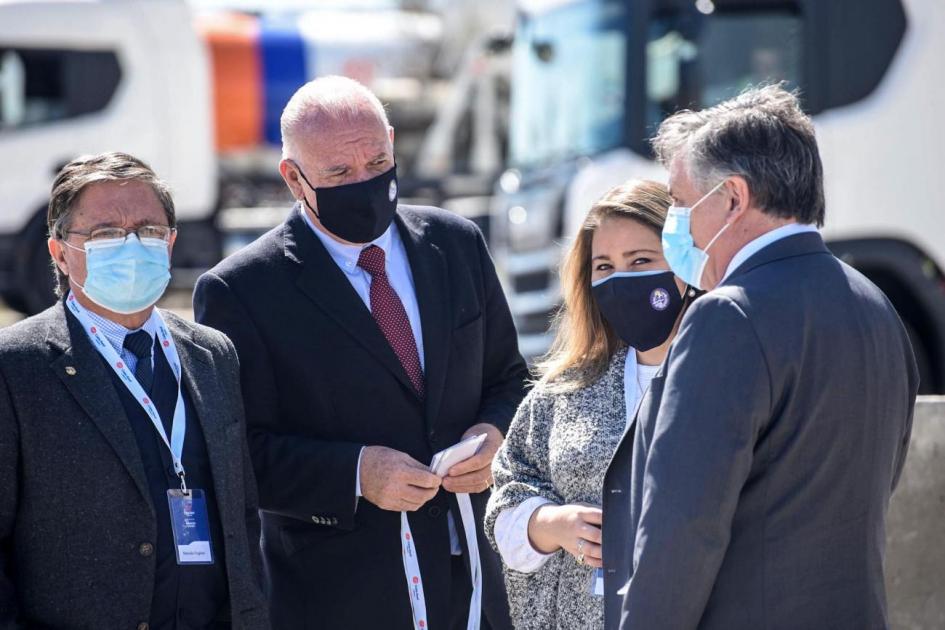 Autoridades MIEM en inauguración de cementera Cielo Azul