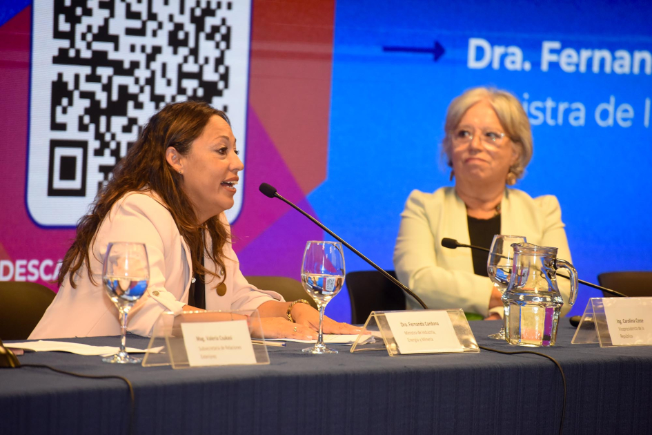 Fernanda Cardona y Carolina Cosse en mesa de autoridades