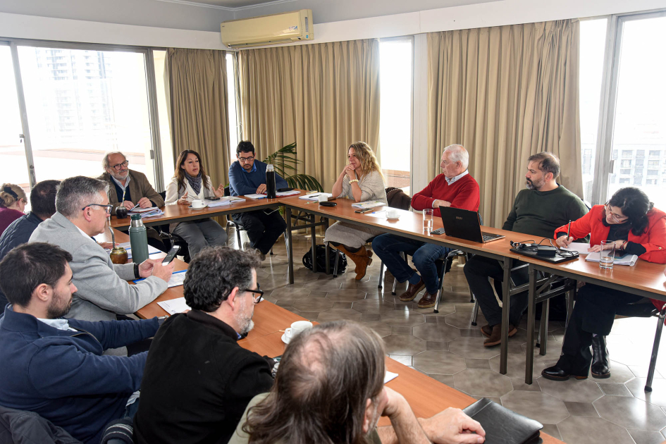 Representantes del consejo Representantes del consejo sentados alrededor de mesa