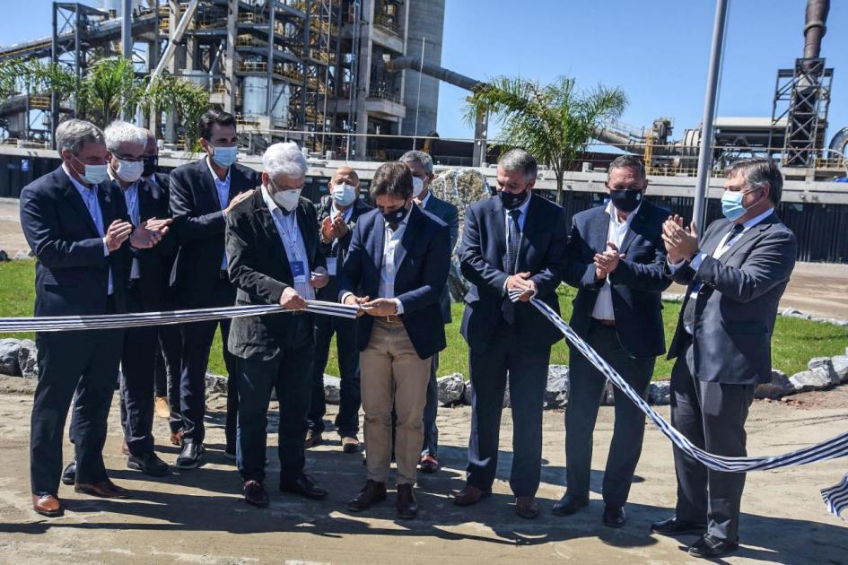 Autoridades en inauguración de cementera Cielo Azul