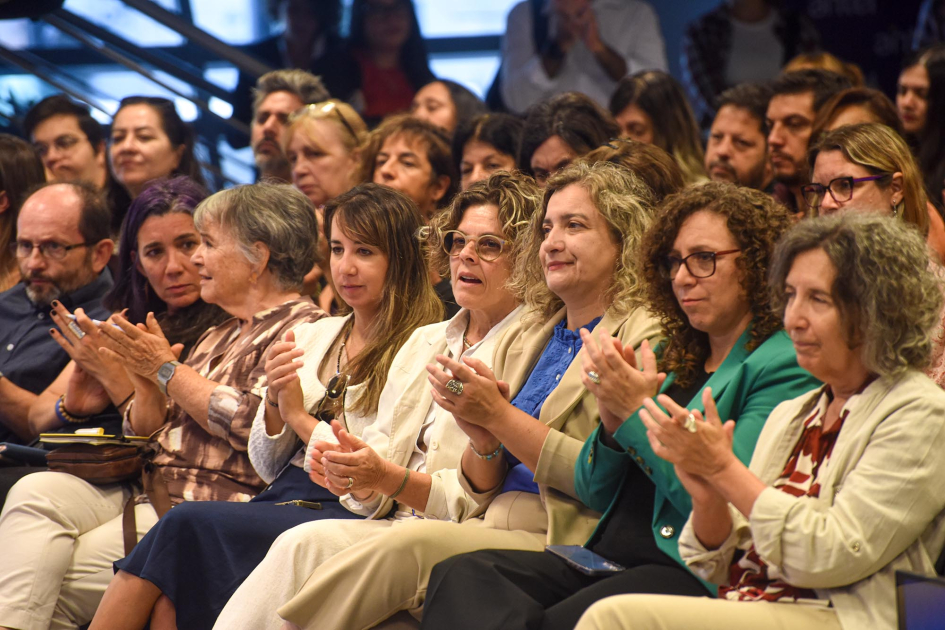 Grupo de mujeres sentadas aplauden