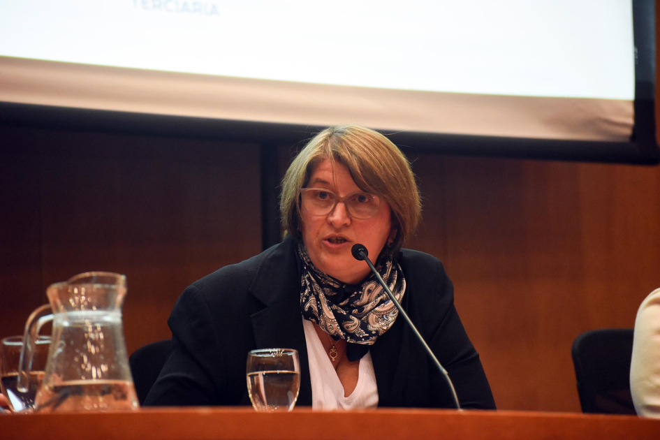 Directora general de UTU, Virginia Verderese Verderese habla con un micrófono