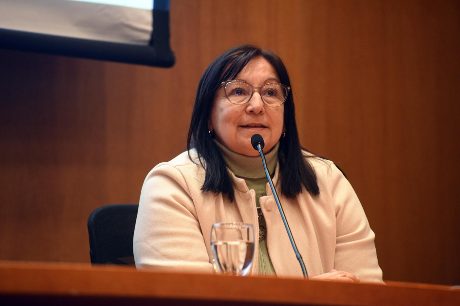 Consejera del Codicen de ANEP Elbia Pereira Pereira habla con un micrófono