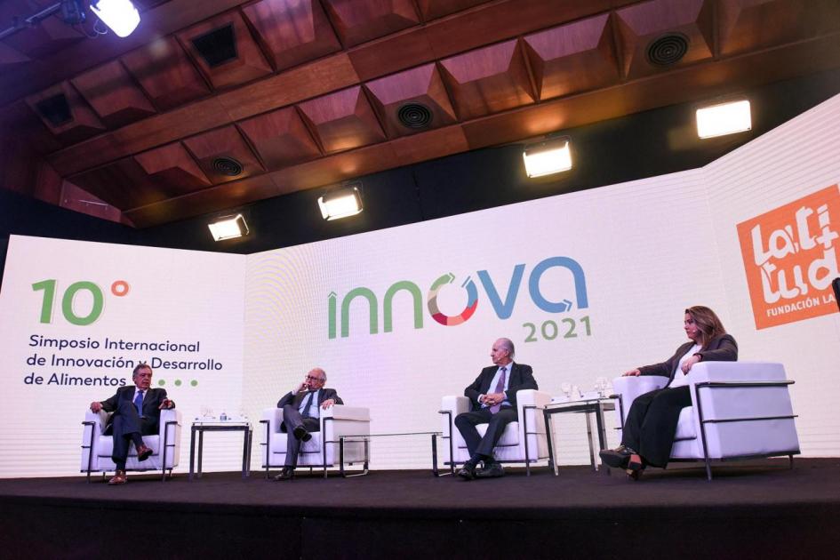 Autoridades en mesa de apertura del evento Autoridades en mesa de apertura del evento