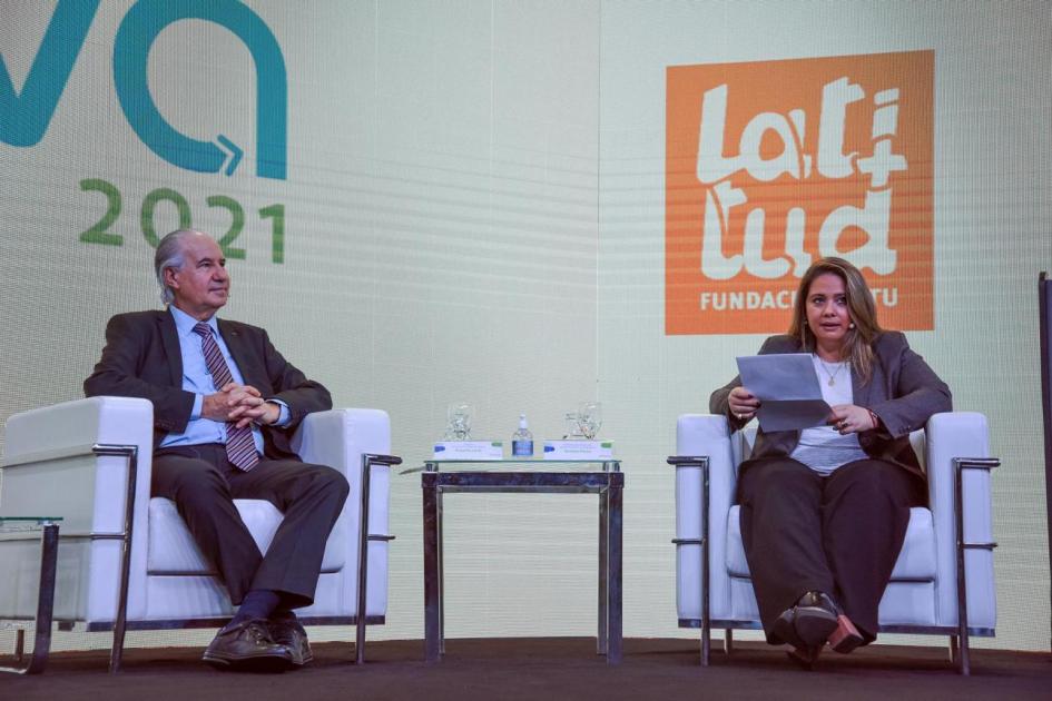 Directora Susana Pecoy junto al presidente del LATU, Ruperto Long