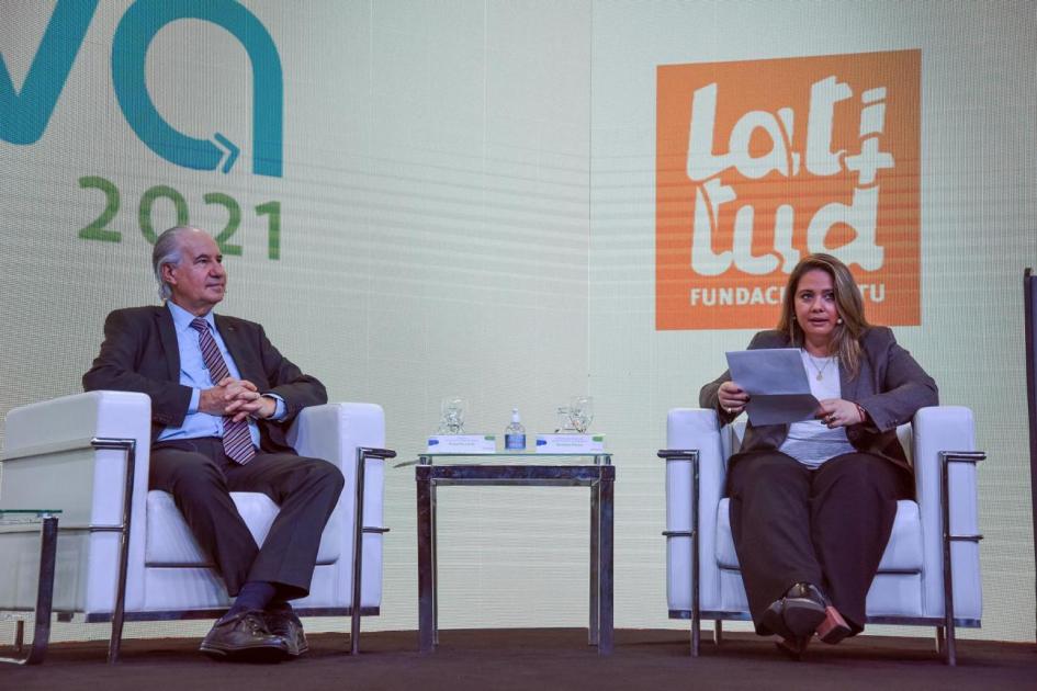 Directora Susana Pecoy junto al presidente del LATU, Ruperto Long Directora Susana Pecoy junto al presidente del LATU, Ruperto Long