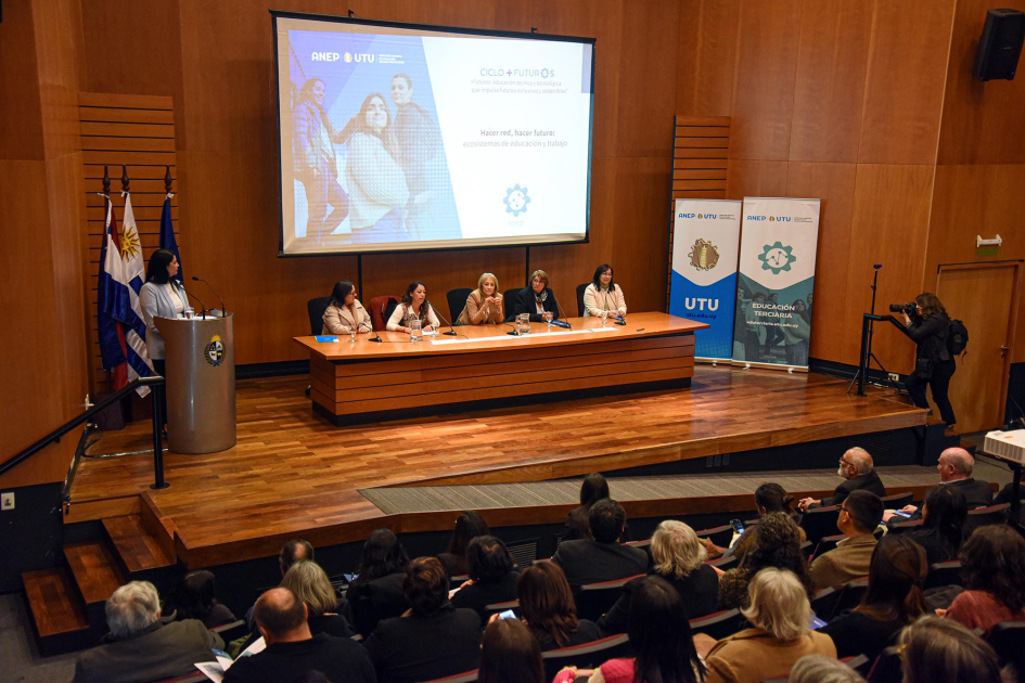 El evento se desarrolló en el Anexo de Torre Ejecutiva Sala vista desde arriba; al fondo, mesa de autoridades y pantalla