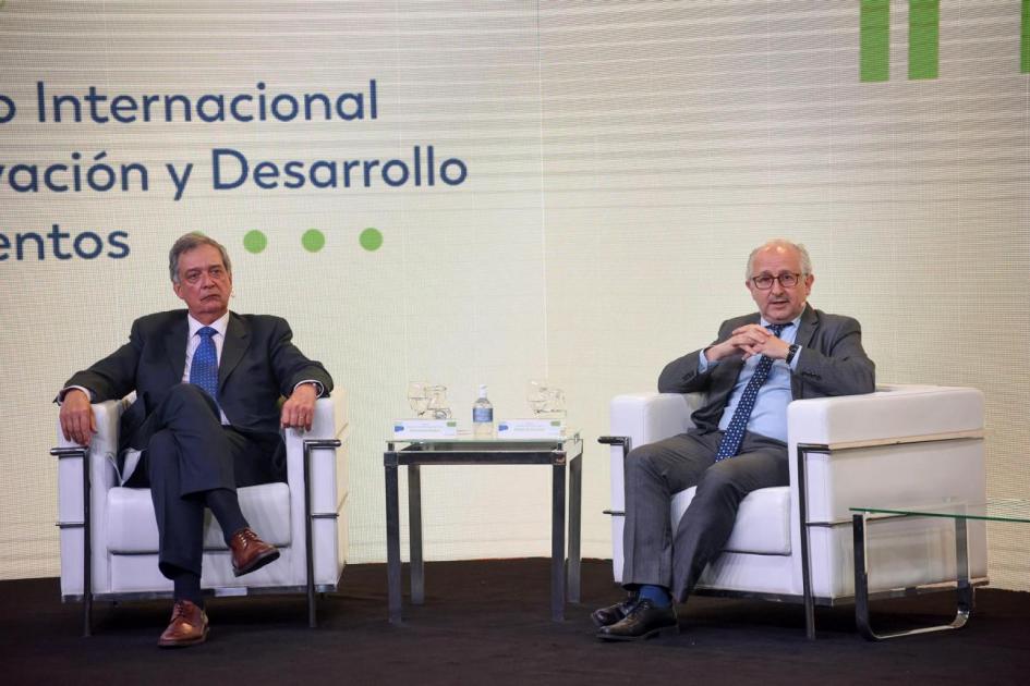 Ministro Pablo da Silveira habla durante la apertura, junto a Ruperto Long