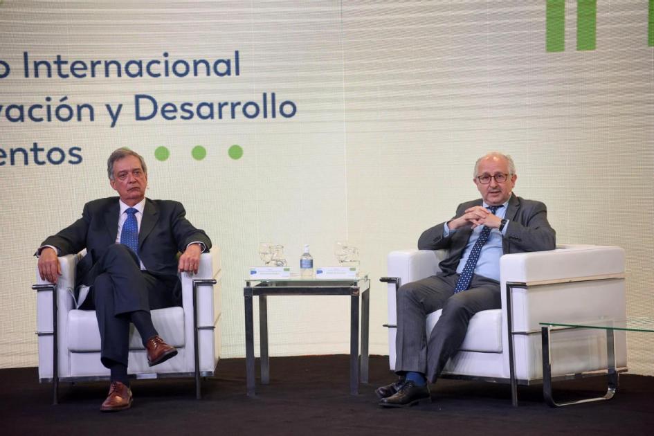 Ministro Pablo da Silveira habla durante la apertura, junto a Ruperto Long Ministro Pablo da Silveira habla durante la apertura, junto a Ruperto Long